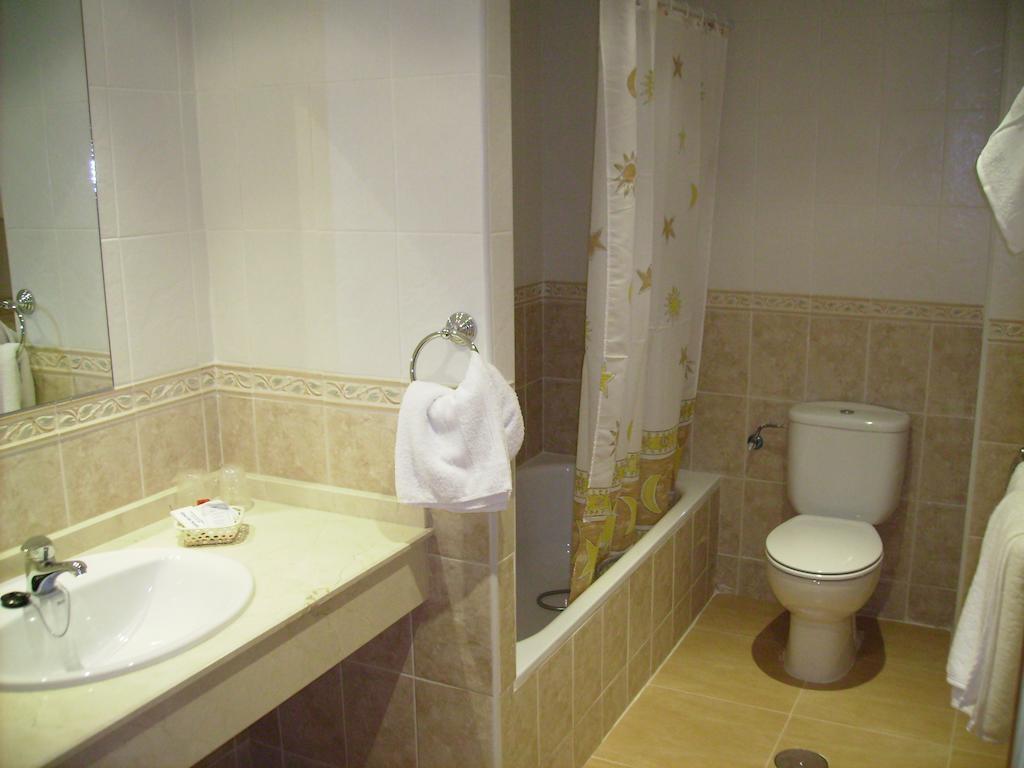 Hotel Delphos Moraleja Szoba fotó